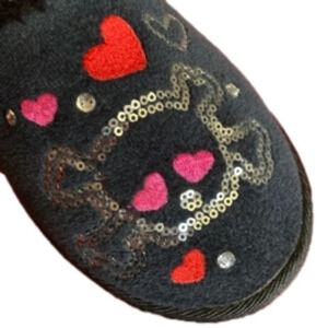 𝅺Personal Identity Black Fuzzy‎ Slippers, Hearts! Skulls! Rhinestones! Size 8